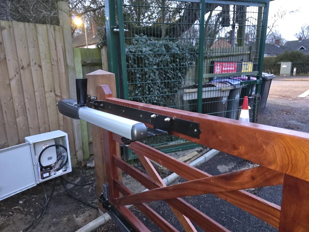 Automation arm fitted to a timber five-bar gate